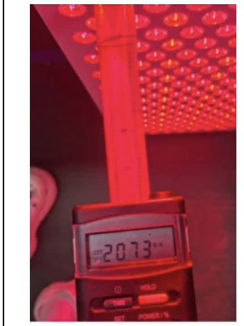 Solarmeter onder de PrimeFORCE Elite G5-300 op 15 cm, display toont 207,3 mW/cm²