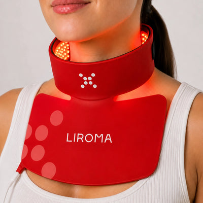 Vrouw draagt de Liroma LED band voor hals en decollete